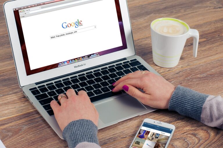 Kobieta przed laptopem tworzy reklame w Google
