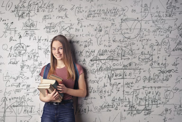 dziewczyna stojąca przy tablicy z notatkami